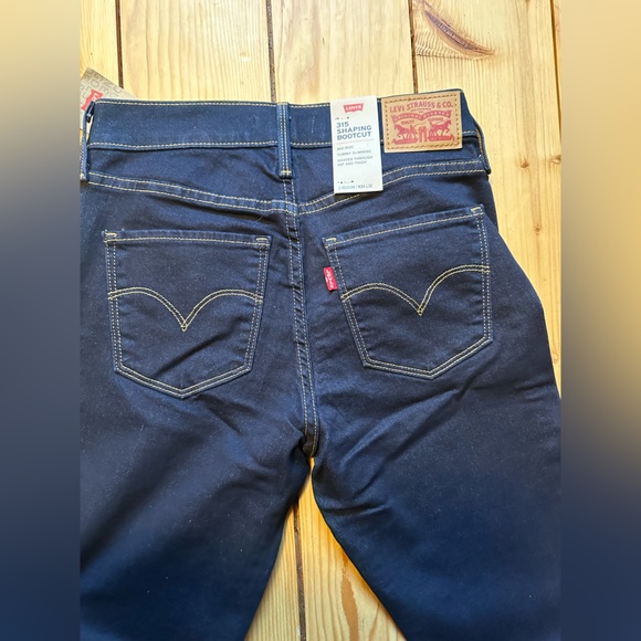 26x32 Levi Jeans NWT - Picture 2 of 2
